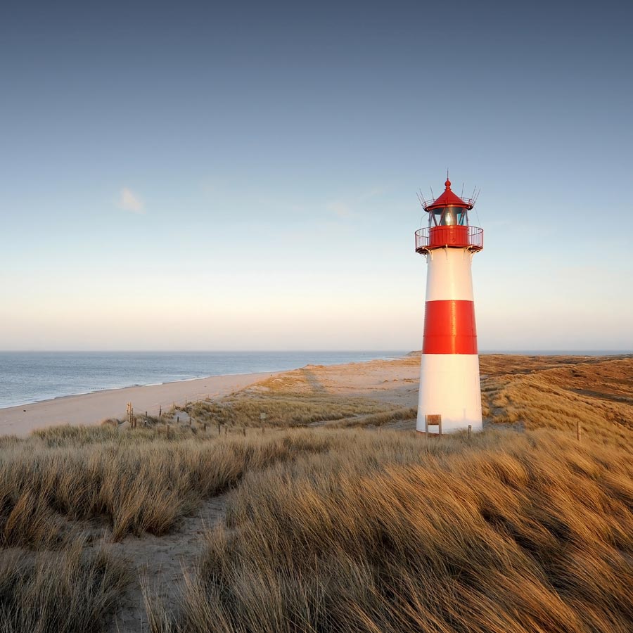 Ein Tag im Leuchtturm: Wimmeliges, großformatiges Nordsee