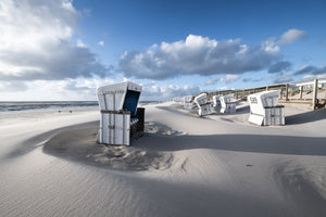 0370  Sylt - Strandkörbe am Weststrand an einem stürmischen Tag